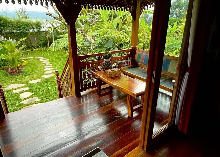 Jane's House & Bedugul Bali ゲストハウス Patjung